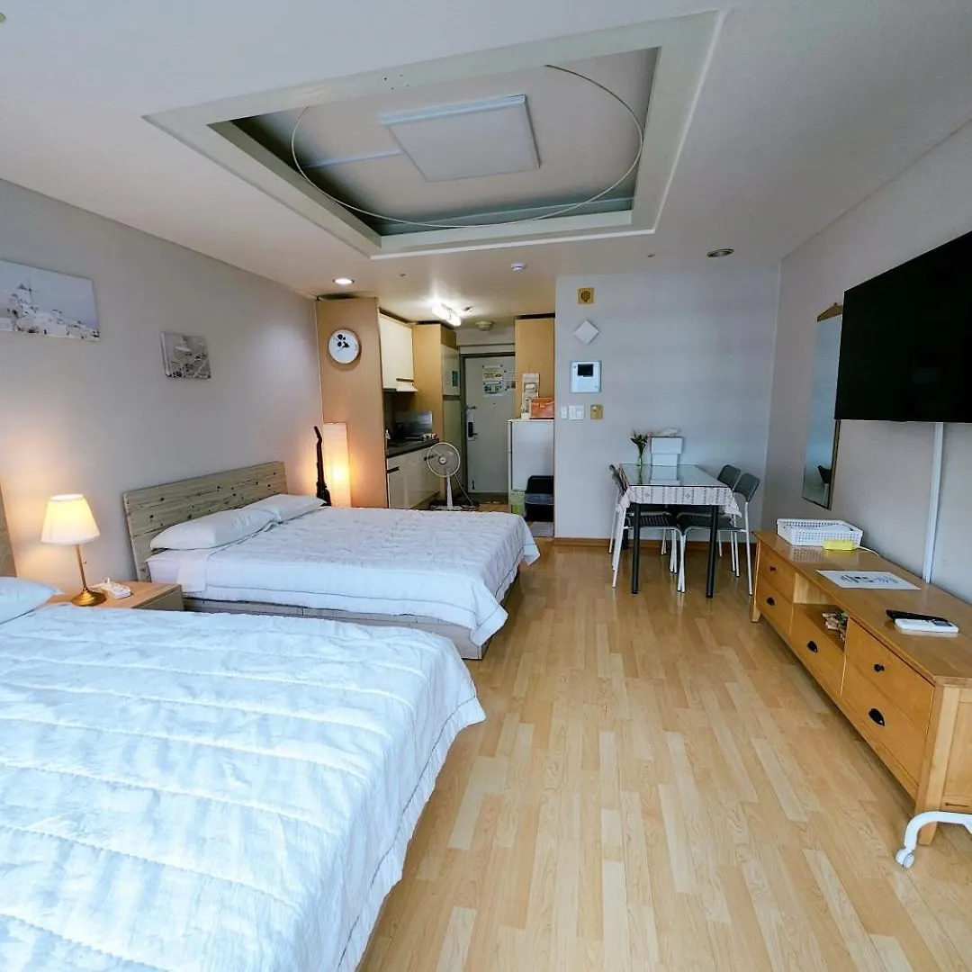 Apartment Hongdae Residence-2 1Min From Hongik Uni Station Exit #1 Seoul Südkorea