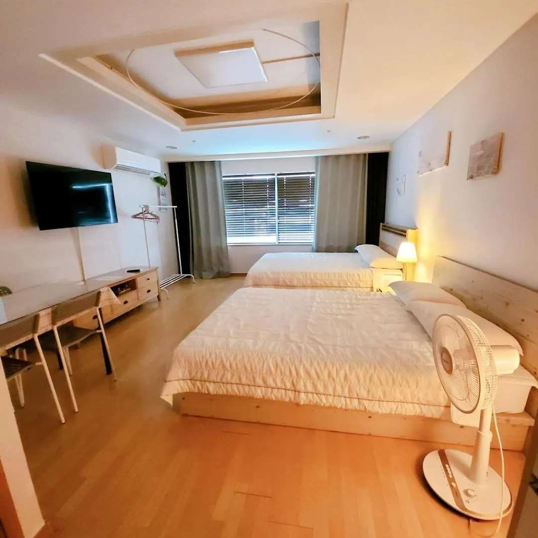 Apartment Hongdae Residence-2 1Min From Hongik Uni Station Exit #1 Seoul