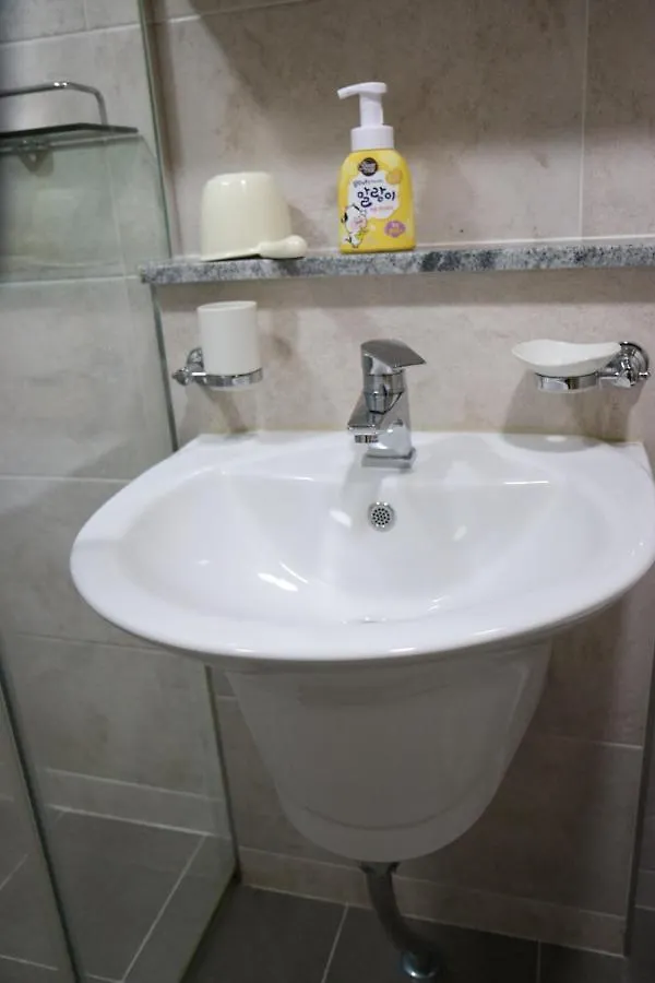 Apartment Hongdae Residence-2 1Min From Hongik Uni Station Exit #1 Seoul South Korea
