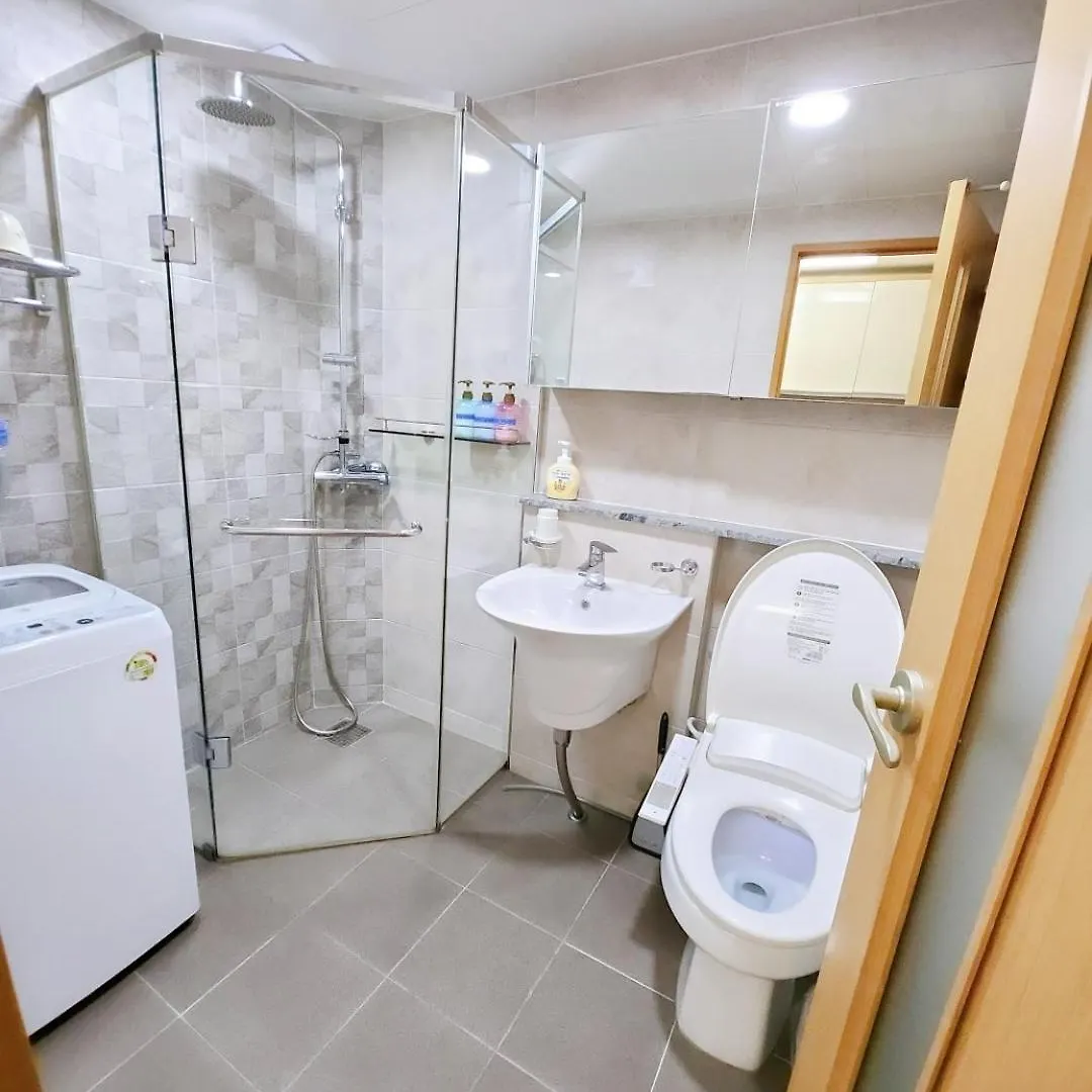 Apartment Hongdae Residence-2 1Min From Hongik Uni Station Exit #1 Seoul